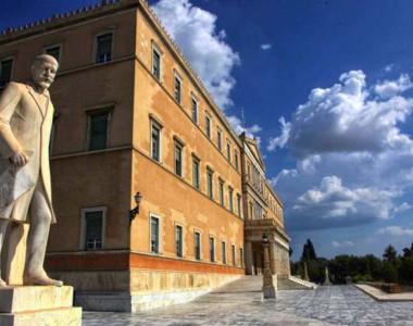 Πρόωρες εκλογές στην Ελλάδα «βλέπει» ο Economist